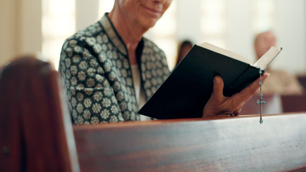 손, 책을 읽거나 하나님을 위해 교회에 있는 여성