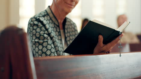 Hände,-Buch-Lesen-Oder-Frau-In-Der-Kirche-Für-Gott