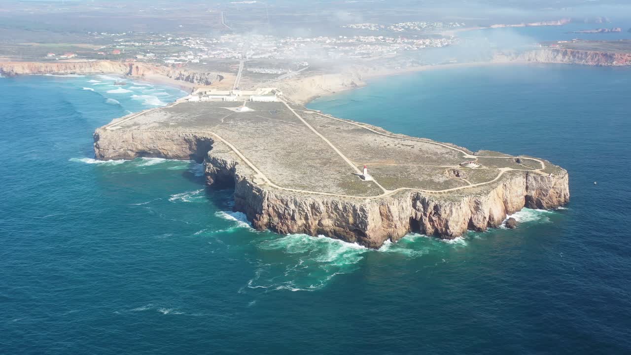 포르투갈의 사그레스 (cape sagres) 의 요새와 등대가 부서지는 해안의 꼭대기에 있습니다.