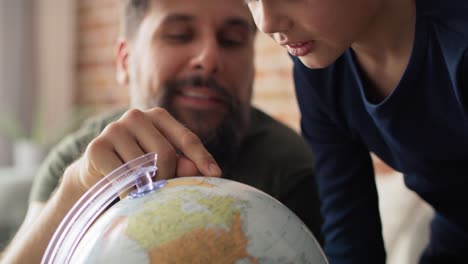 video de padre e hijo buscando un plan de viaje