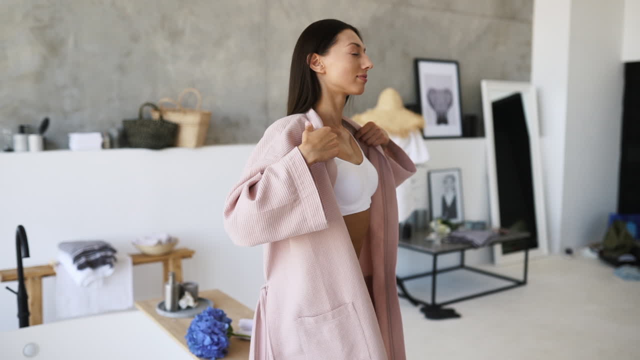 현대적인 욕실에서 속옷과 욕조를 입은 여자