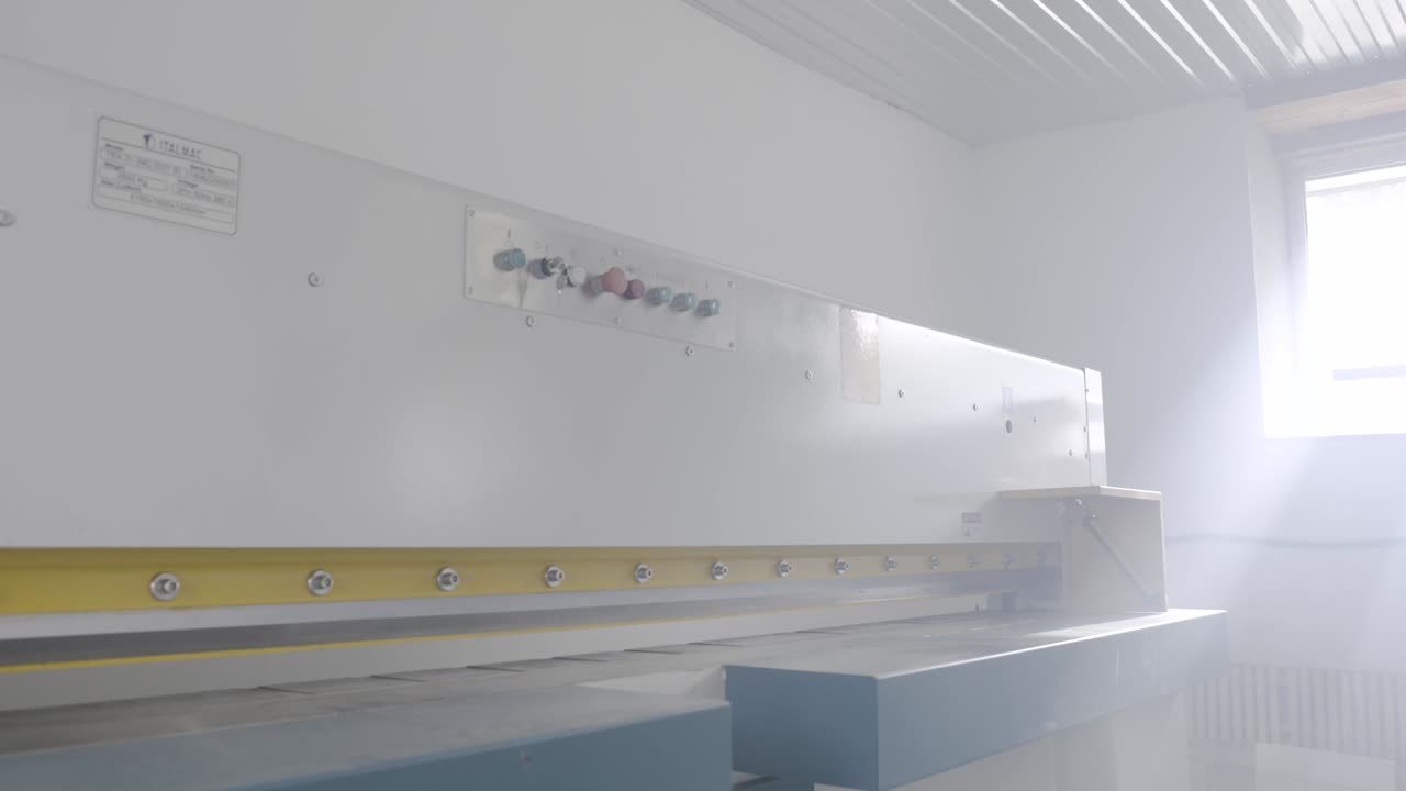 작업실에서 산업용 절단 기계