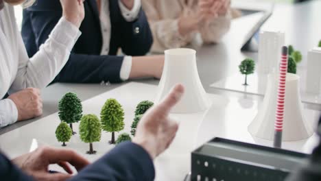 equipo de arquitectos durante una reunión de negocios