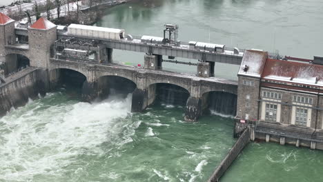 Agua-Fluyendo-A-Través-De-La-Central-Hidroeléctrica-De-Laufenburg-En-Invierno-Durante-El-Nivel-Alto-De-Agua