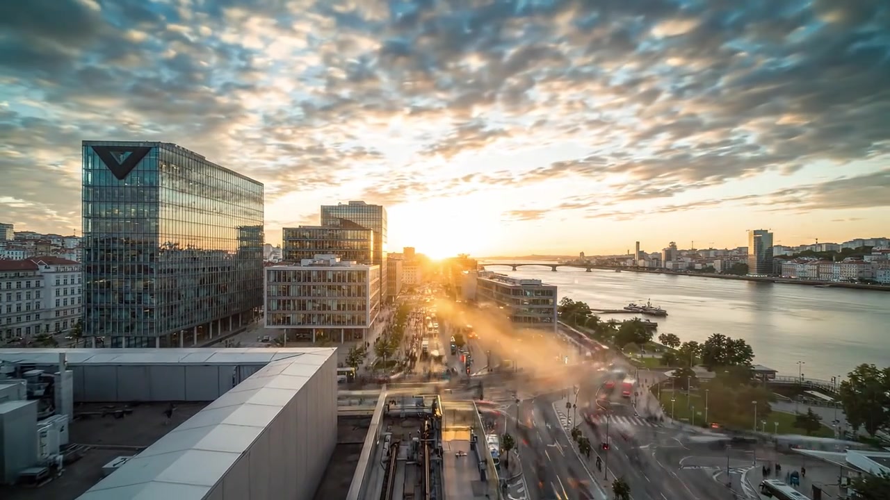 Paisagem Urbana Dinâmica ao Pôr do Sol: Uma Vista Panorâmica da Paisagem Urbana e Nuvens Esfumaçadas Sobre o Rio Enquanto o Dia Transita para a Noite