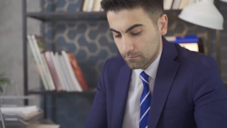 el empleado de oficina está trabajando con cuidado.