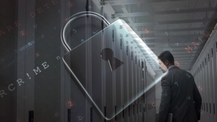 Animazione di cyberattacco e icona di lucchetto su un uomo caucasico in una sala server.