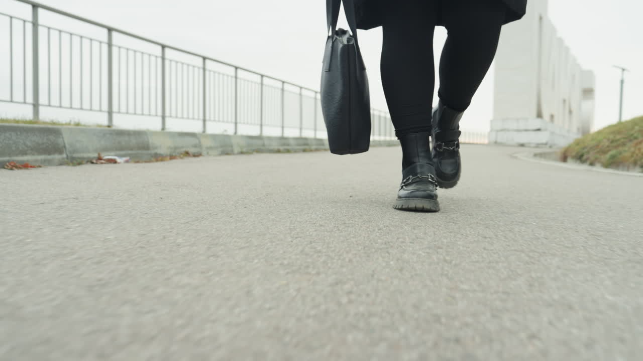 Istantanea di danza energica. Primo piano di danza di strada vivace. Vivace gioco di gambe sull'acqua con focus sull'abbigliamento casual. Movimenti dinamici dei piedi di un artista di strada vicino alla riva del fiume, catturati in stile minimalista.