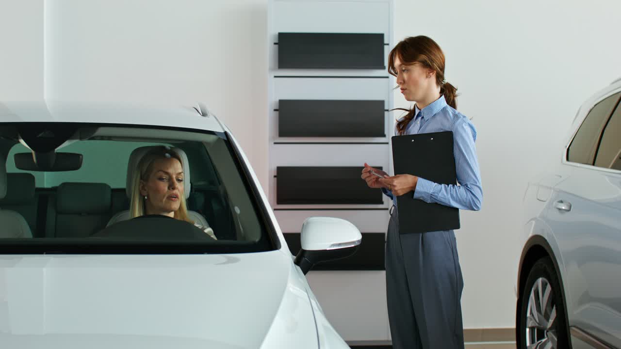mujer discutiendo la compra de un coche en el concesionario