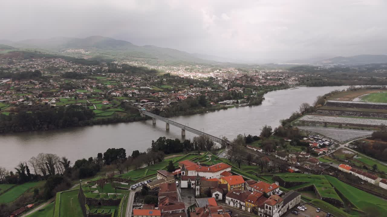 Vista aerea della fortezza di Valença, del ponte e del fiume Minho in Portogallo