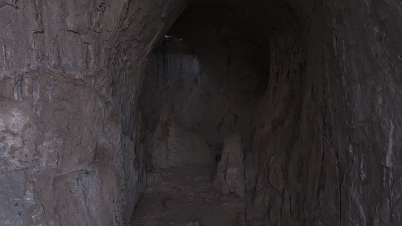 Vista dall'alto del soffitto della grotta con lucernari naturali, Bulgaria