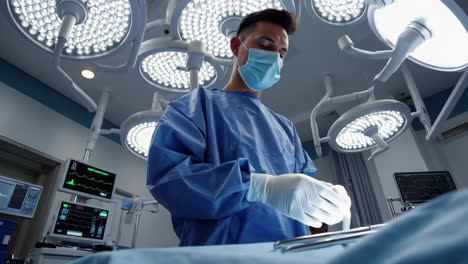 cirujano en la sala de operaciones