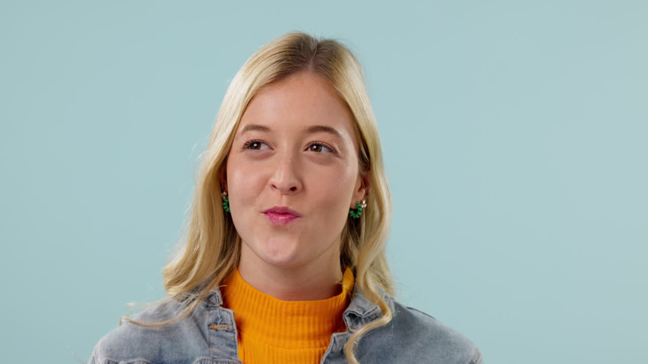 pensamiento, idea y mujer con cara de wow en el estudio