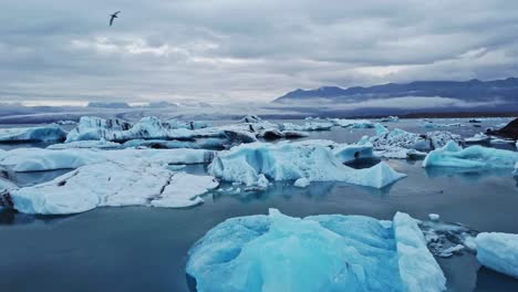 Vorwärts-Drohnenaufnahme-Des-Schmelzenden-Gletschers-Im-Eisberg-In-Jökulsárlón,-Island-Im-Sommer