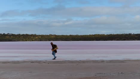 Ein-Swagman-Spaziert-An-Einem-Salzsee-Im-Weiten,-Abgelegenen-Australischen-Outback-Entlang