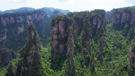 Vista-Aérea-De-La-Montaña-Aleluya-En-Yuanjiajie-Rodeada-De-Exuberante-Vegetación