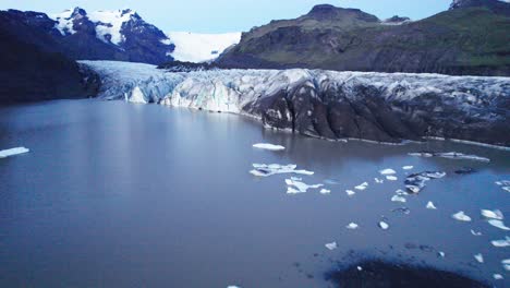 Luftbild:-Ein-Schlangenförmiger-Gletscherpfad-Mit-Tiefen-Gletscherspalten-Und-Zerklüfteten-Eisformationen,-Ein-Beweis-Für-Die-Auswirkungen-Des-Klimawandels-Auf-Die-Ständige-Bewegung-Und-Transformation-Dieses-Naturwunders