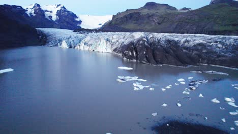 aerial: un camino serpenteante de glaciares con profundas grietas y formaciones de hielo dentadas, evidencia del impacto que el cambio climático tiene en el movimiento constante y la transformación de esta maravilla natural