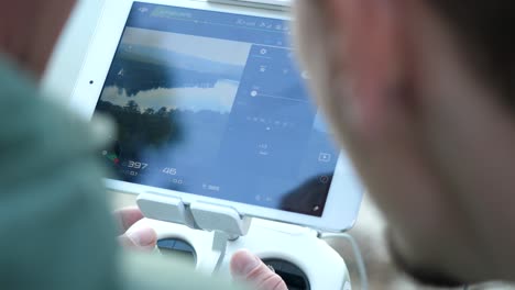 piloto de avión no tripulado ajustando la configuración en una tableta