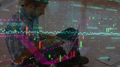animación de datos financieros y gráficos sobre hombre caucásico usando computadora portátil