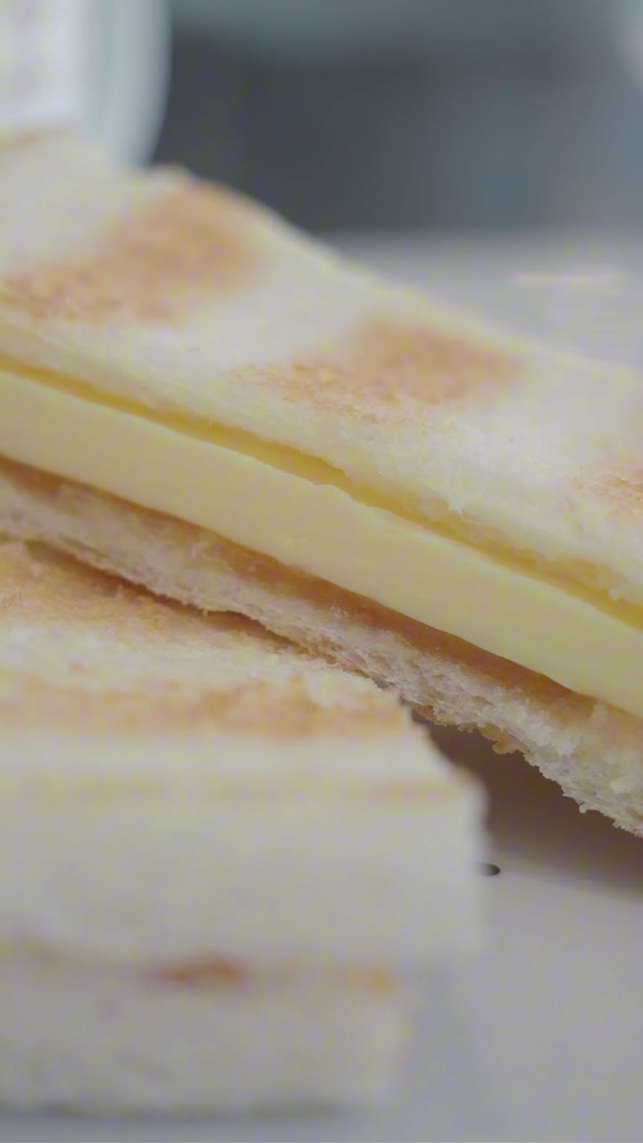 Primo piano di Toast Kaya Tradizionale con Burro.