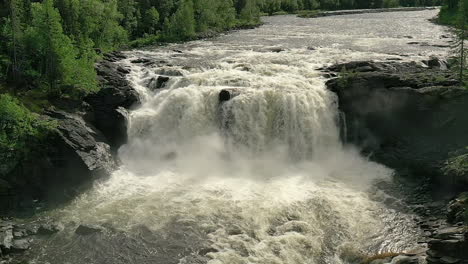 La-Cascada-Ristafallet-En-La-Parte-Occidental-De-Jamtland-Está-Catalogada-Como-Una-De-Las-Cascadas-Más-Hermosas-De-Suecia.