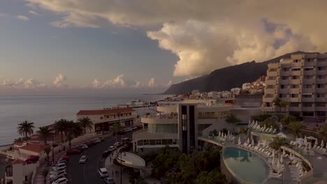 Luftpanoramablick-Auf-Die-Schicke-Küste-Des-Touristischen-Ortes-Der-Insel-Teneriffa-Mit-Luxushotel-Während-Des-Epischen-Warmen-Sonnenuntergangs-über-Dem-Ozean-Der-Kanarischen-Insel-Spanien