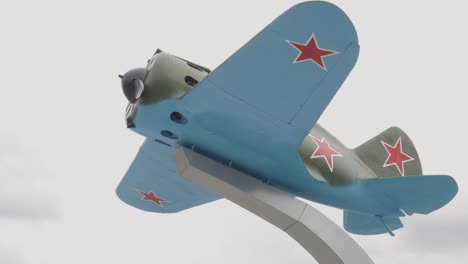monumento al avión militar de la era soviética