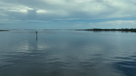 Luftaufnahme-Der-Großen-Lagune,-Während-Ein-Fischerboot-Vorbeifährt