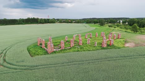 Ruinas-De-Un-Antiguo-Edificio-Que-Parece-Stonehenge,-Smiltene,-Letonia