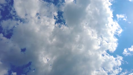 Blauer-Himmel-Weiße-Wolken