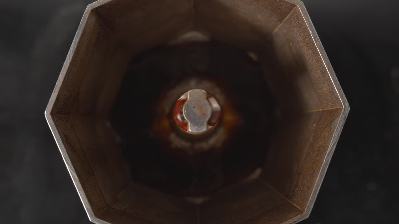 olla de moka con café elaborado vista de arriba