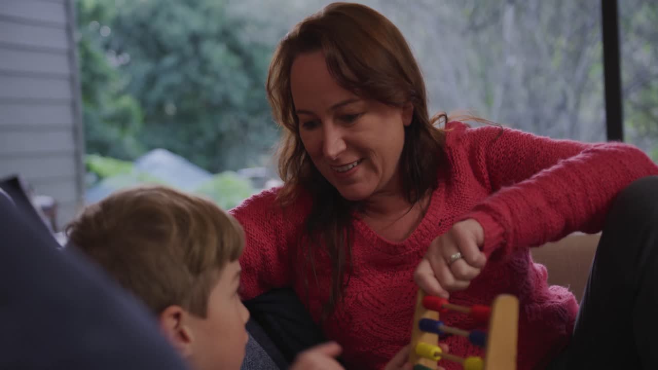la familia pasa tiempo juntos en casa por la noche