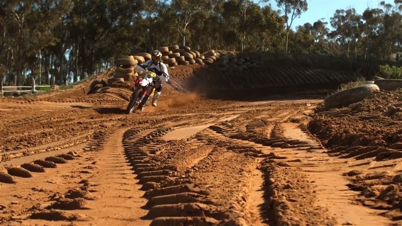 모터 크로스 자전거를 타고 있는 남자