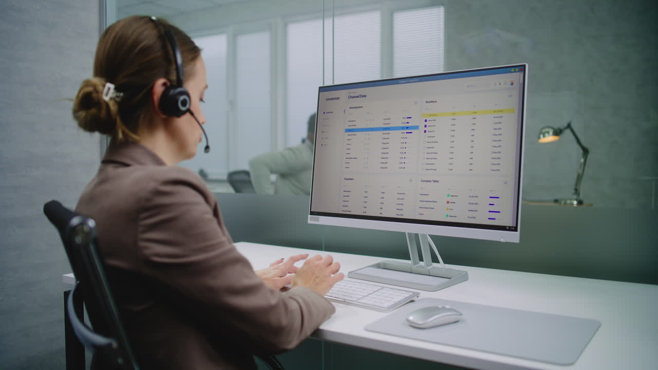 mujer de negocios trabajando en una computadora en una oficina