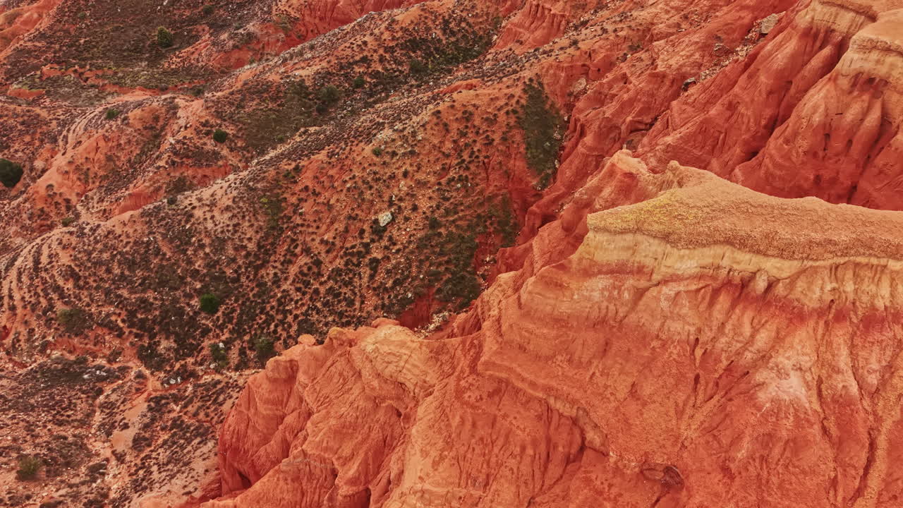 Esplorando il canyon rosso intenso con pareti ripide e terreno accidentato durante le ore diurne