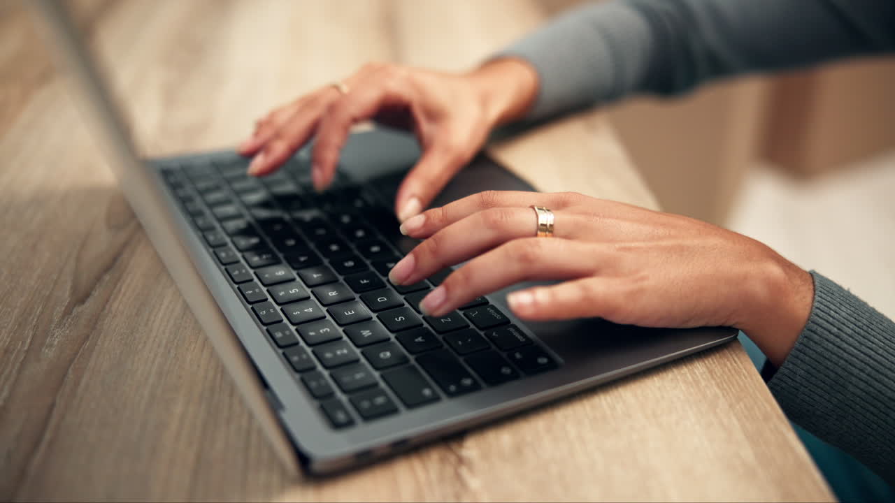 las manos escribiendo en un teclado de portátil