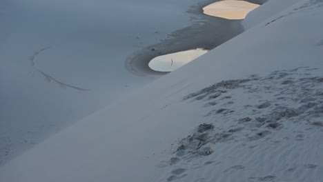 Vasto-Paisaje-De-Dunas-De-Arena-Blanca-En-El-Parque-Nacional-Lencois-Maranhenses-En-Maranhao,-Brasil-Al-Atardecer