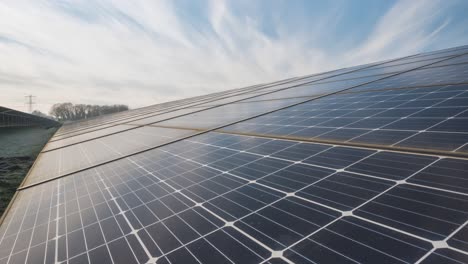 Lapso-De-Tiempo-De-Las-Nubes-Que-Se-Refleja-En-Los-Paneles-Solares-De-La-Granja-Solar,-Energía-Sostenible