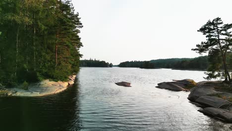 Luftaufnahmen-Von-Felsigen,-Bewaldeten-Seeinseln,-Hällingsjö,-Schweden