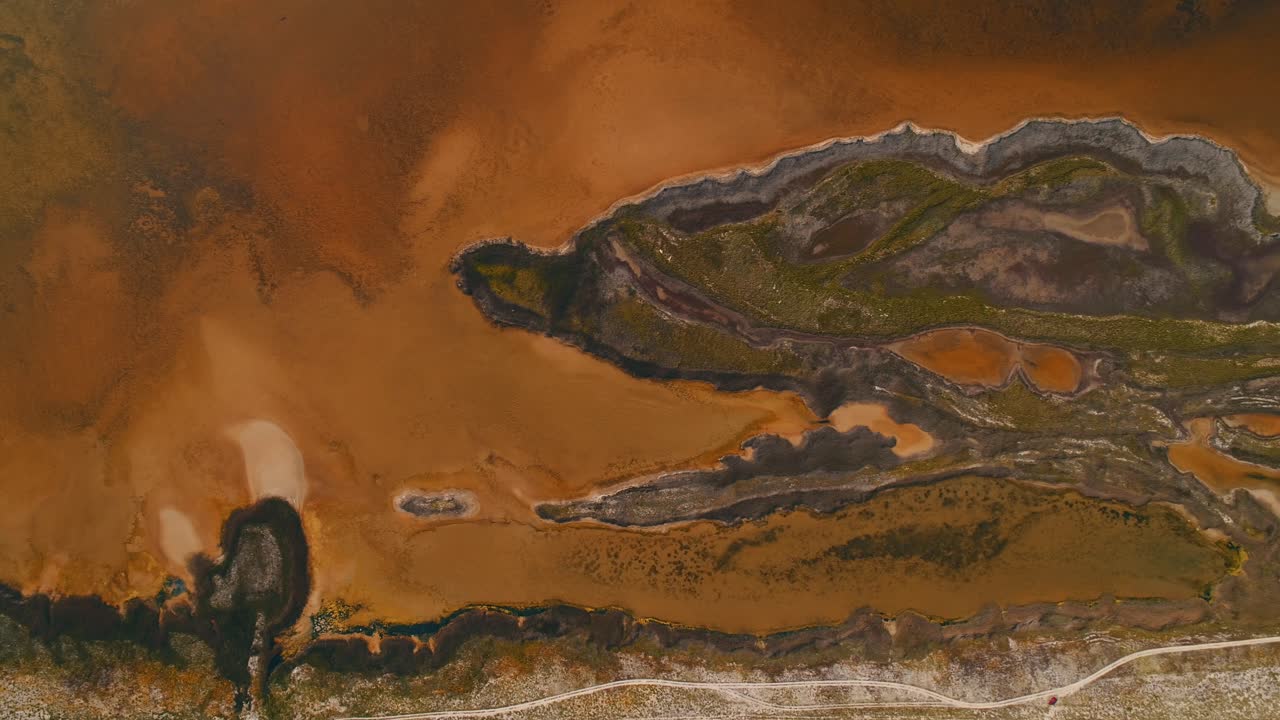 vista aérea de un pantano salado colorido o lecho de un lago secado