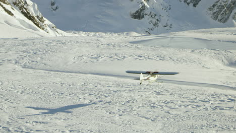 el avión vuela bajo sobre una profunda grieta cubierta de nieve.