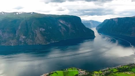 stegastein olhando para a bela natureza da noruega.