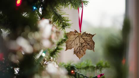 christmas tree: maple leaf ornament