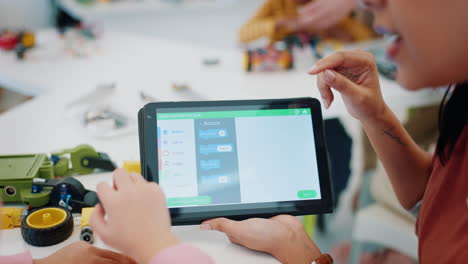 Tablet,-Hände-Des-Lehrers-Und-Des-Robotikschülers