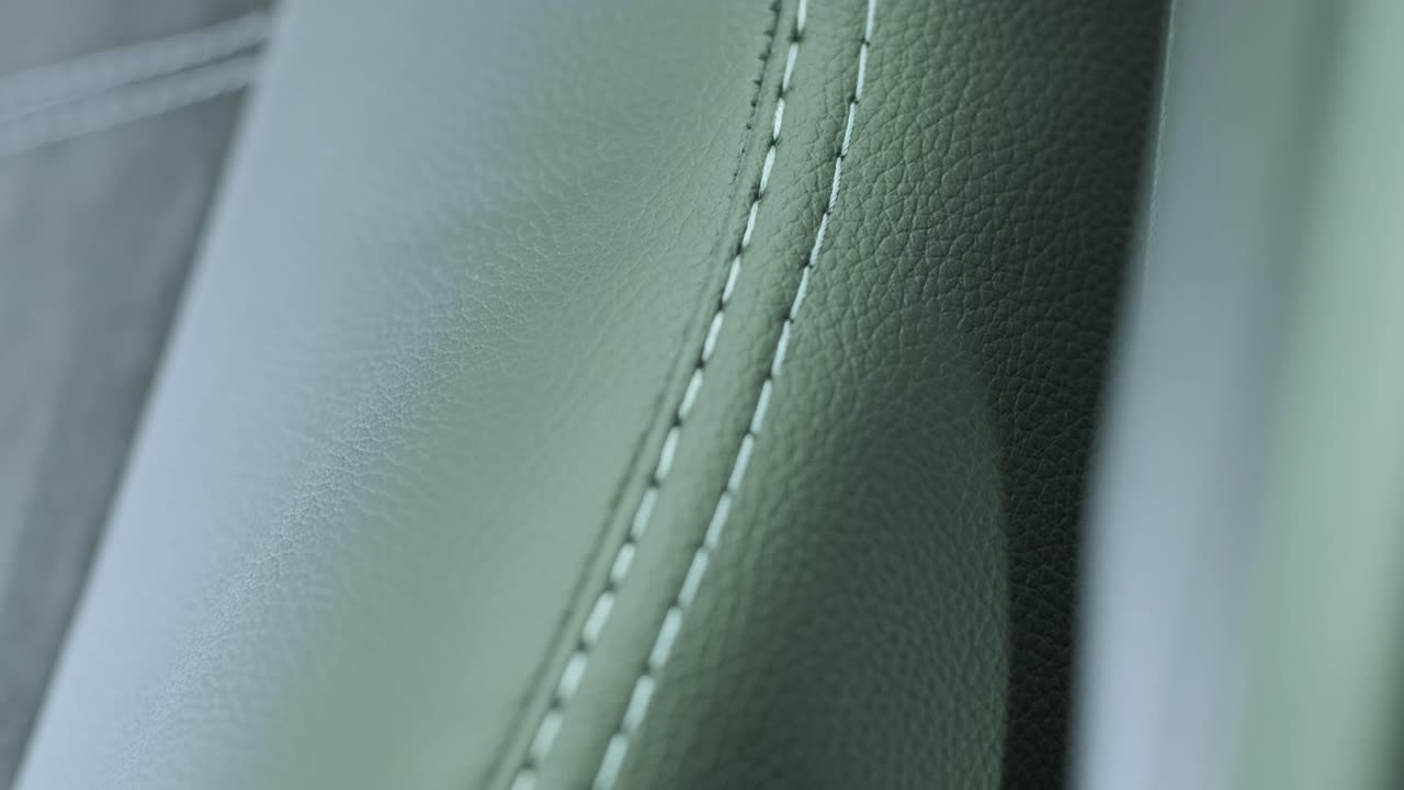 cubiertas de asiento de cuero negro en el coche. hermoso diseño interior de automóvil de cuero. asientos de cuero de lujo en el automóvil.