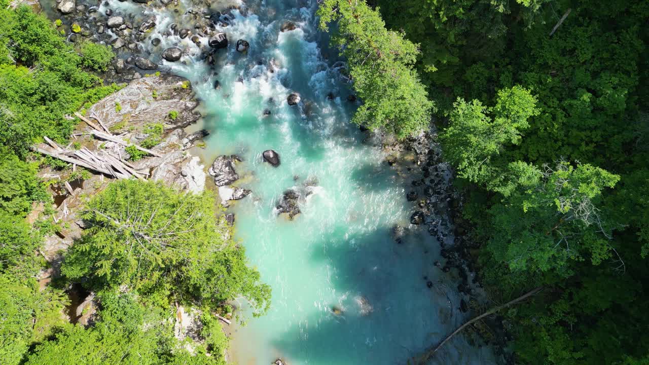 Panoramica aerea discendente del fiume Mamquam, BC, Canada