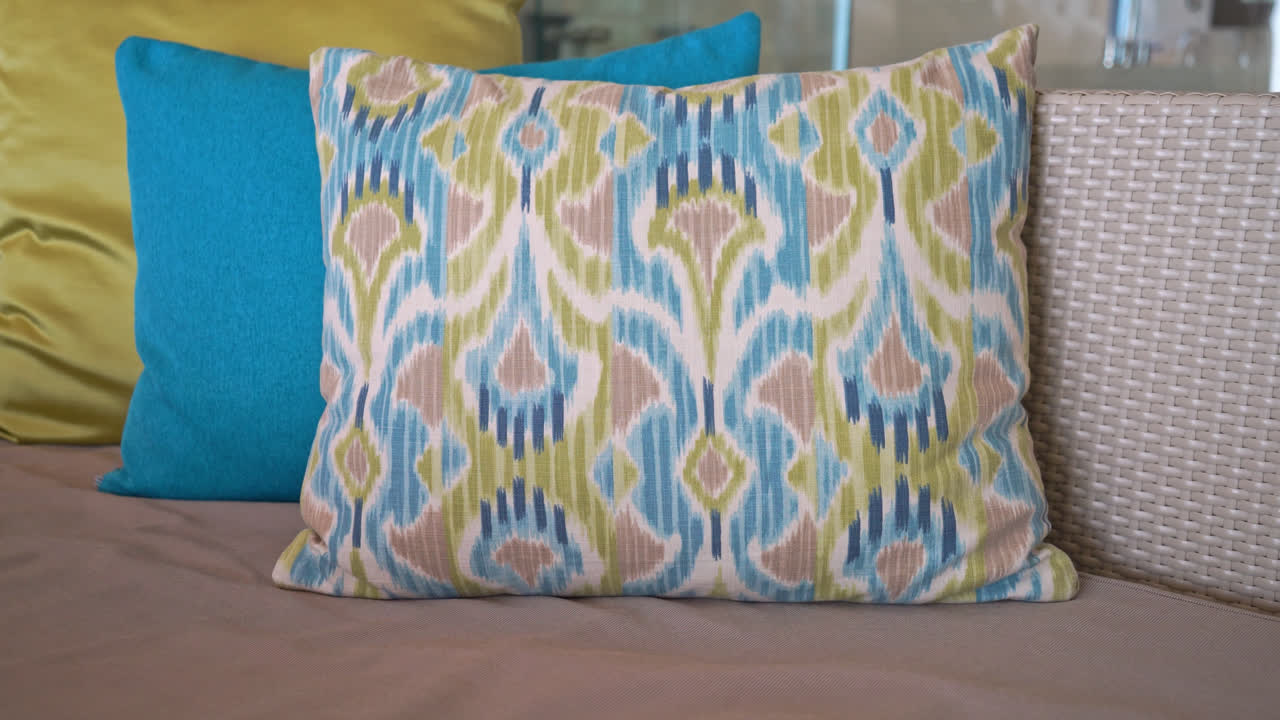 Hermosa y cómoda decoración de almohadas en el sofá.