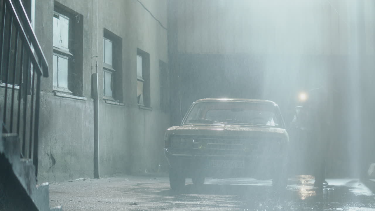 la escena del callejón de la noche lluviosa