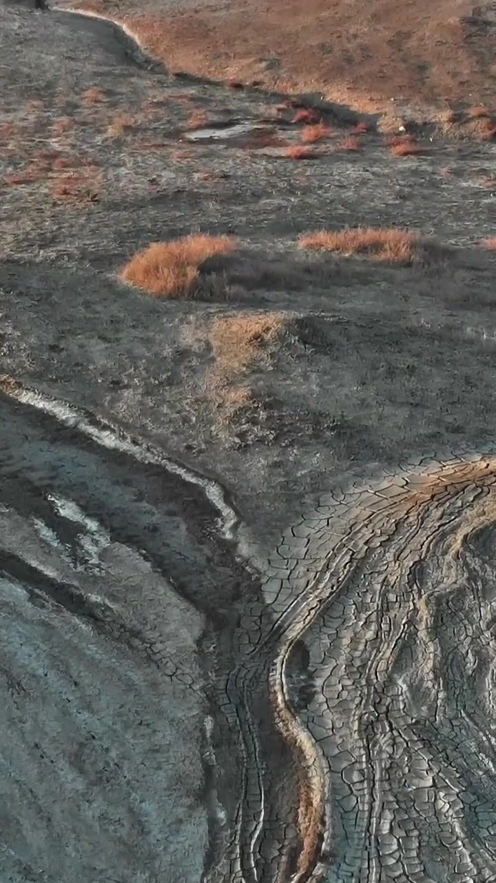 Esplorando il paesaggio arido nella regione del Caucaso della Georgia al tramonto.